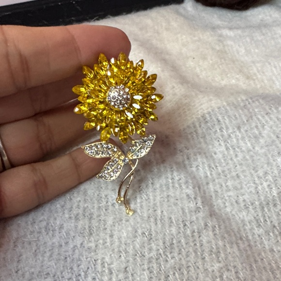 Jewelry - Elegant Sunflower Brooch in Gold and Silver